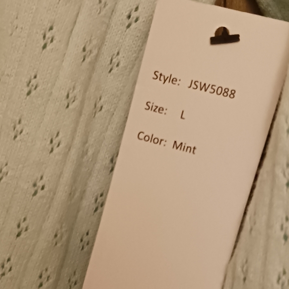 💚NWT MINT GREEN SWEATER💚 - Picture 2 of 2